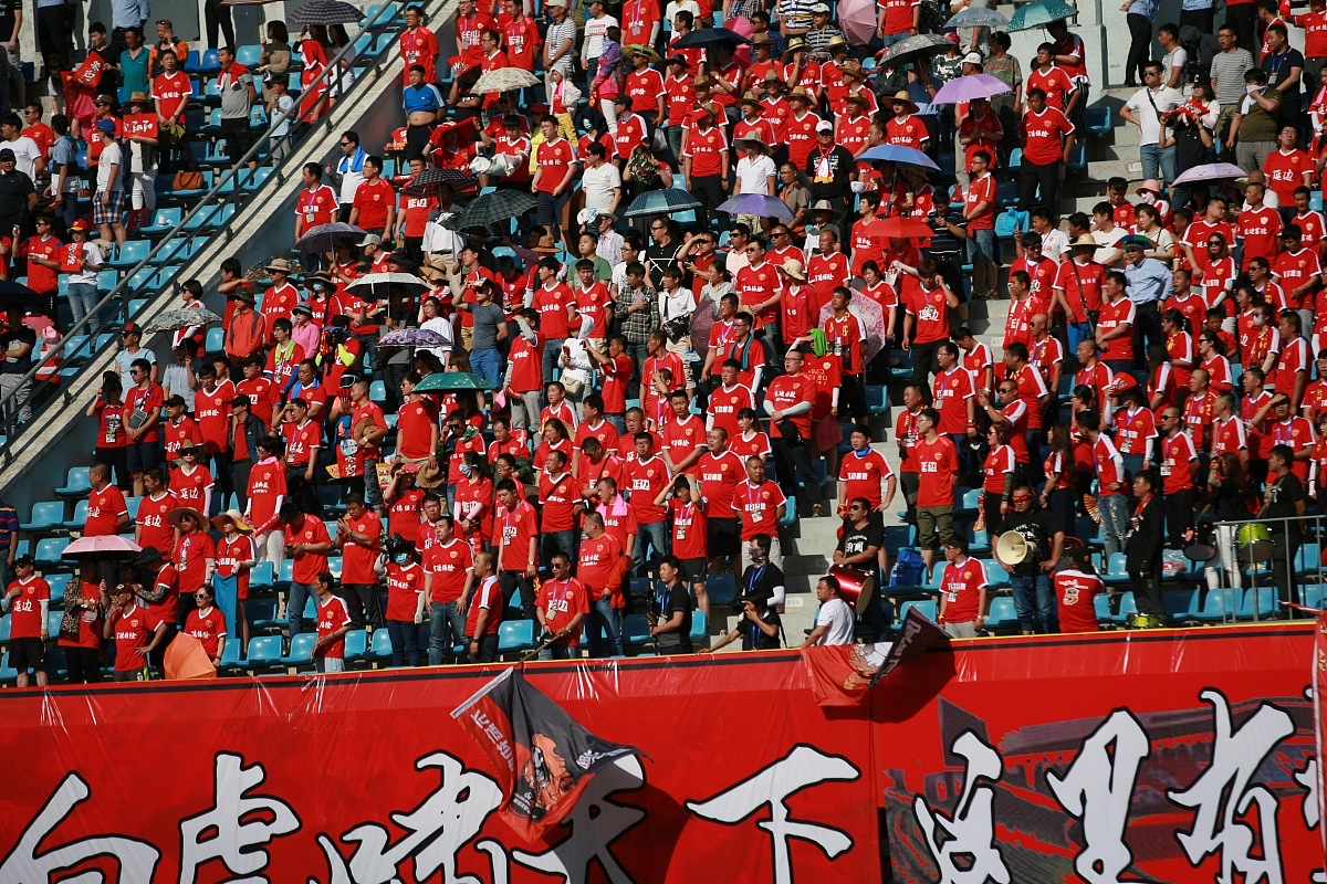 中国球队迎来观众狂欢胜利时刻