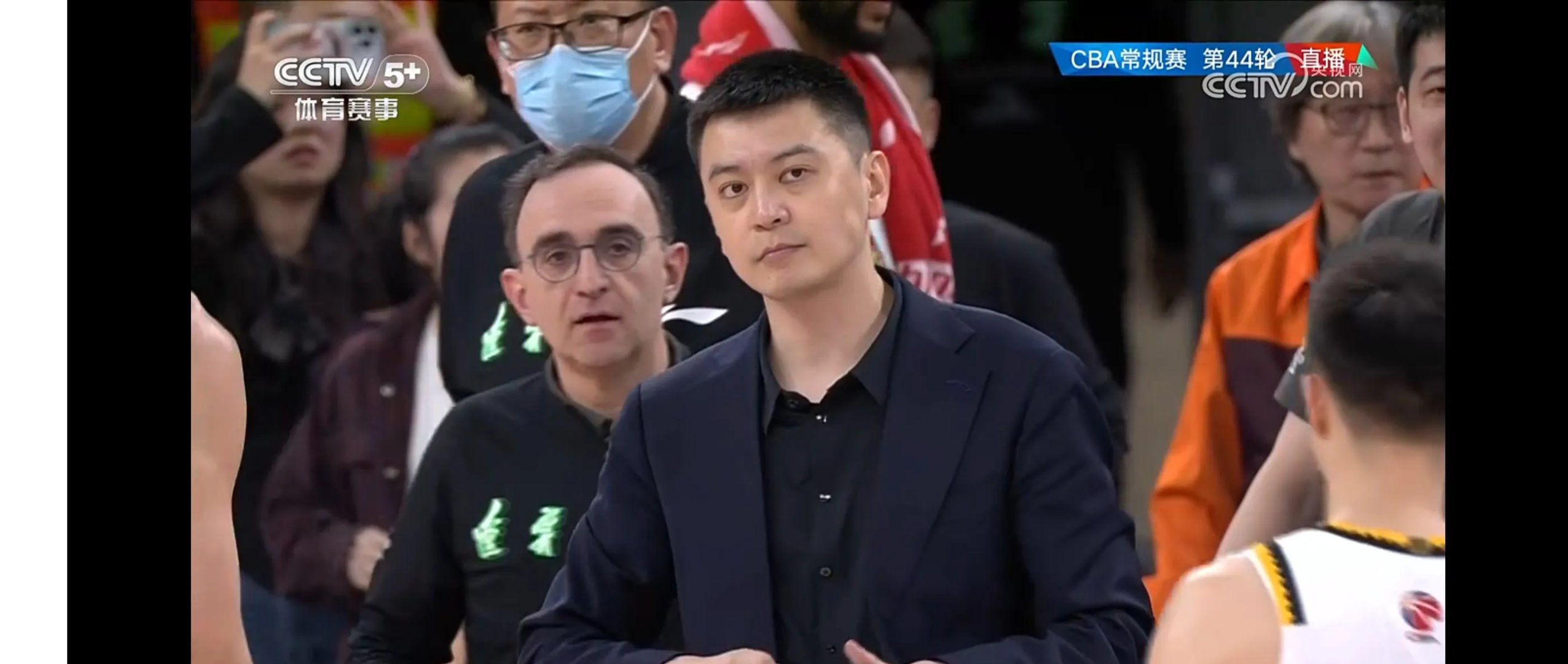 经过艰苦比赛,球队以微弱优势险胜对手 经过艰苦比赛,球队以微弱优势险胜对手