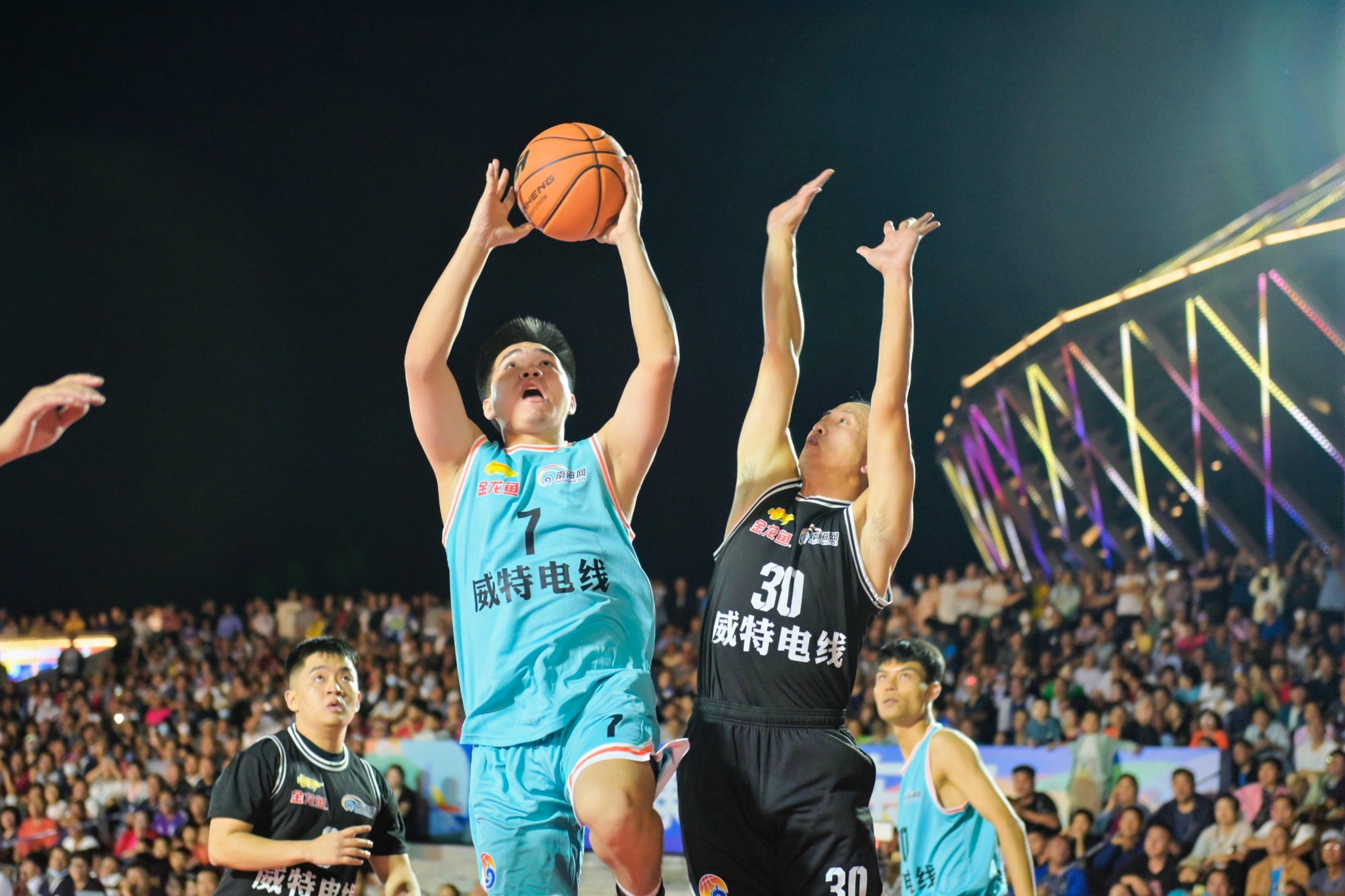 精英篮球联赛吸引众多球迷围观,场面热闹非凡的简单介绍 精英篮球联赛吸引众多球迷围观,场面热闹非凡的简单介绍