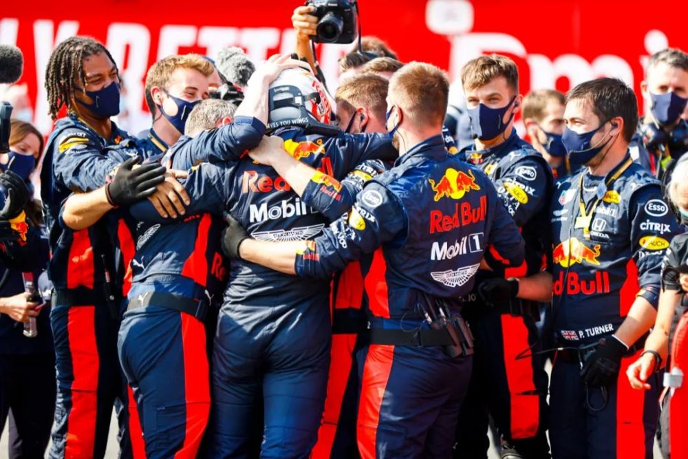 红牛二队轻取梅赛德斯,塞恩斯惊艳四座 红牛二队轻取梅赛德斯,塞恩斯惊艳四座